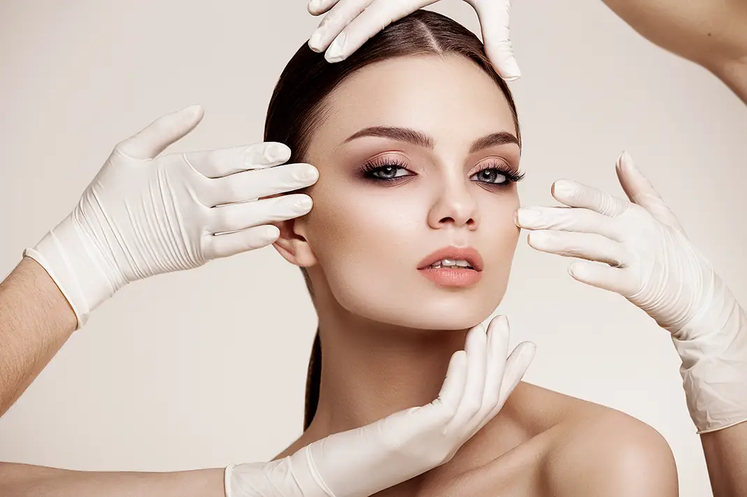 Лице красивої жінки піля процедури ENDOLIFT®